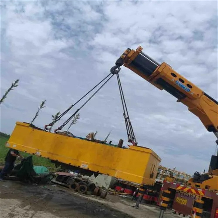 卢市镇吊运集装箱的吊车